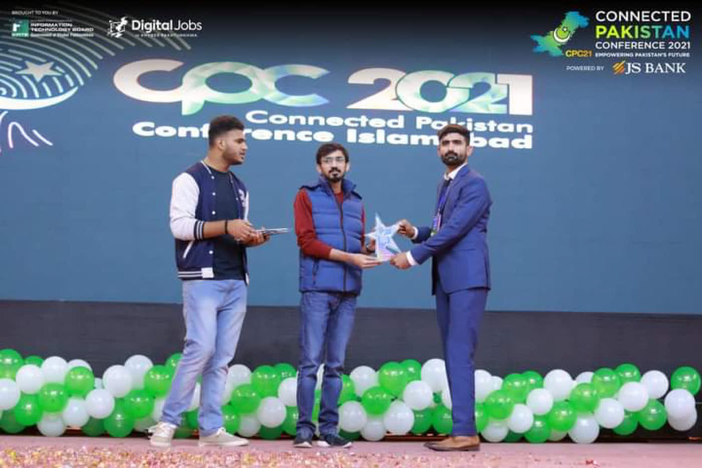 Presenting an award to a young freelancer at the Connected Pakistan Conference 2021
