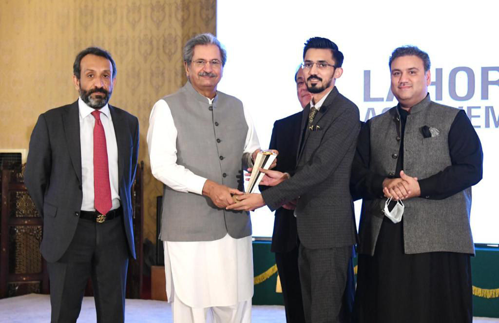 Umair Majeed receiving the Dynamic Entrepreneur Award from Federal Minister Shafqat Mahmood at the LCCI Achievement Awards 2021, September 20, 2021